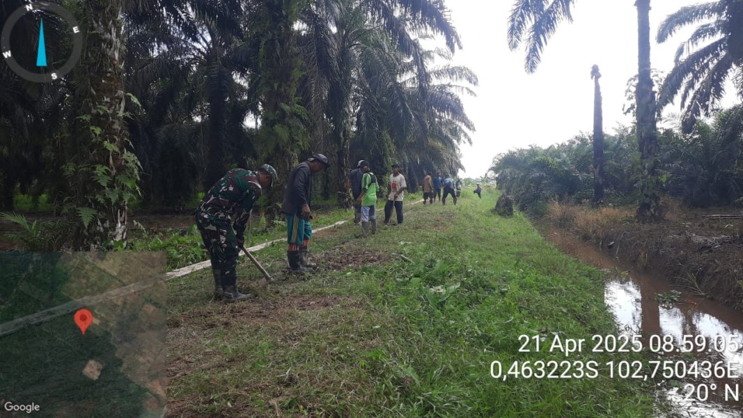 Serma Damrianto Babinsa Koramil 03/Tpl dan Warga Desa Bayas Jaya Bersatu, Wujudkan Lingkungan yang Bersih dan Sehat