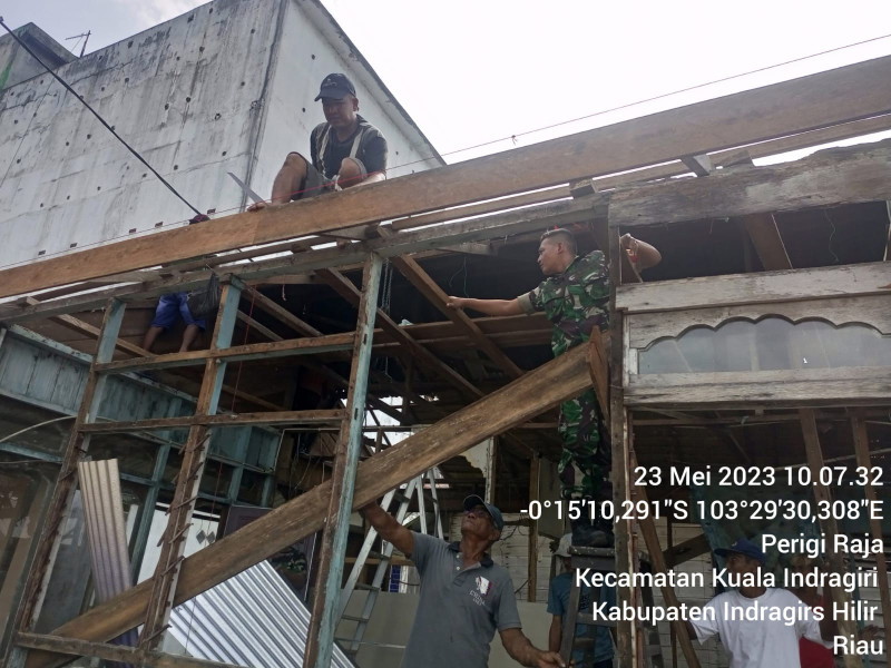 Giat Goro Babinsa Koramil 04/Kuindra Untuk Memperbaiki Rumah Warga