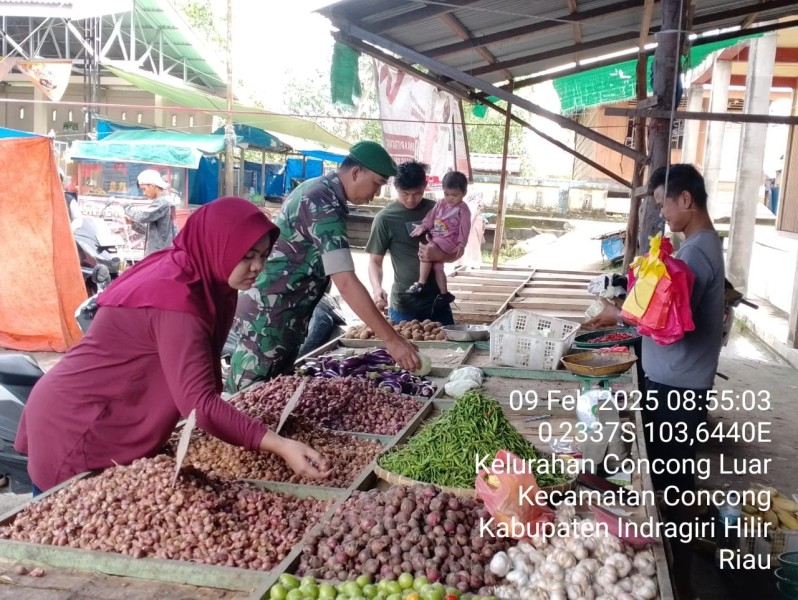 Babinsa Koramil 04/Kuindra Melaksanakan Komsos dengan Pedagang Kaki Lima di Concong Luar