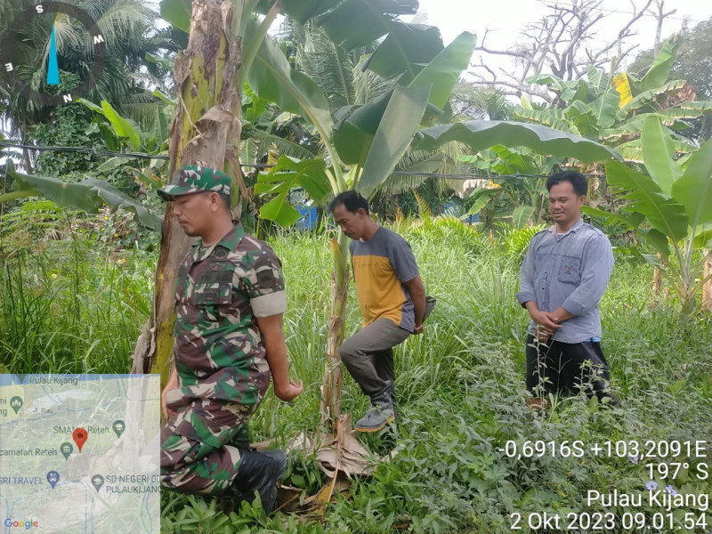 Babinsa Koramil 07/Reteh Turun Bersama Warga Untuk Menelusuri Lahan dan Hutan Warga