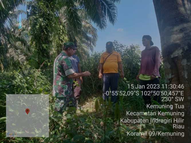 Babinsa Koramil 09/Kemuning Patroli Lahan dan Hutan Bersama Warga