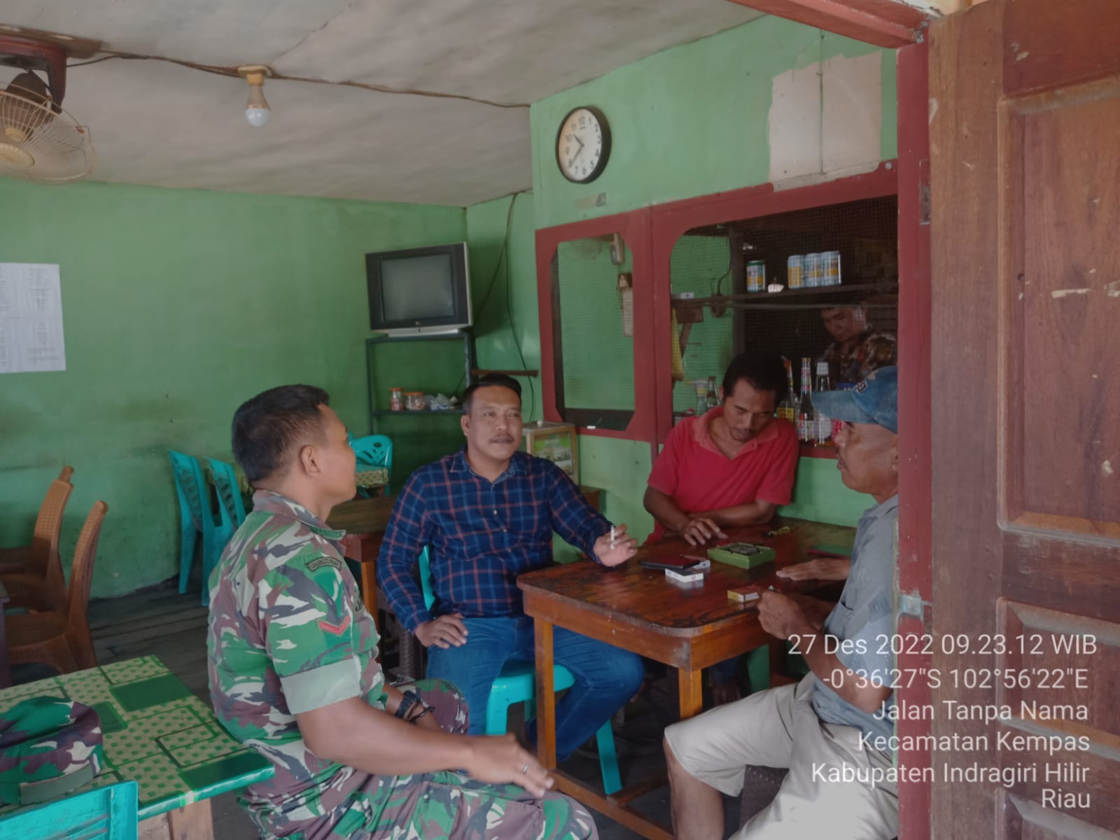 Menjaga Silaturahmi Babinsa 03/Tpl Kopda Suriadi Komsos dengan Tokoh Pemuda