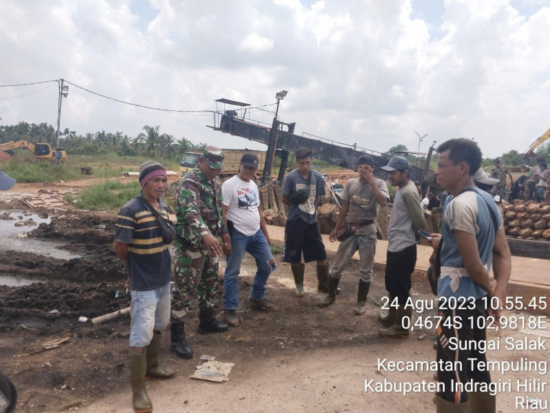 Tidak Memandang Profesi, Babinsa 03/Tpl Laksanakan Komsos Dengan Buruh Sawit