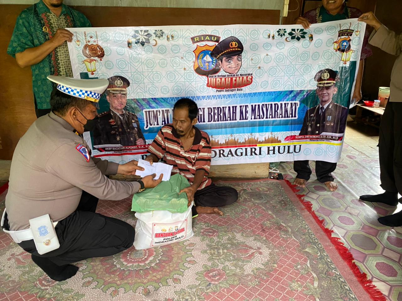 Lansia di Desa Paskem Terima Bansos Program Jubah Emas