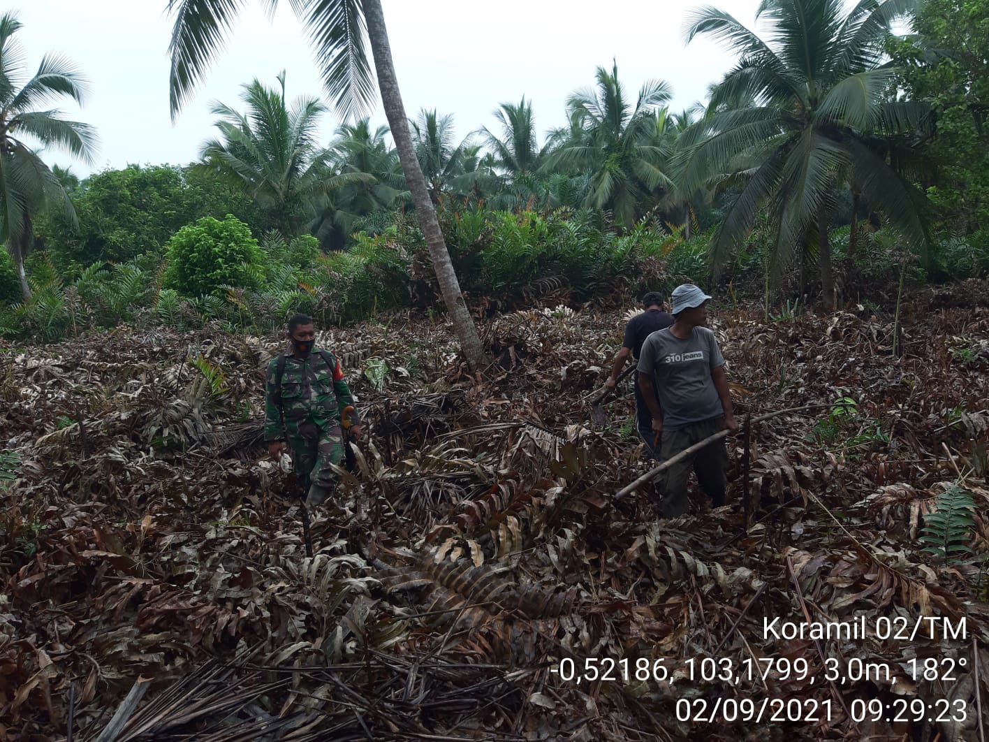 Babinsa Koramil 02/Tanah Merah Lakukan Upaya Pencegahan Karhutla