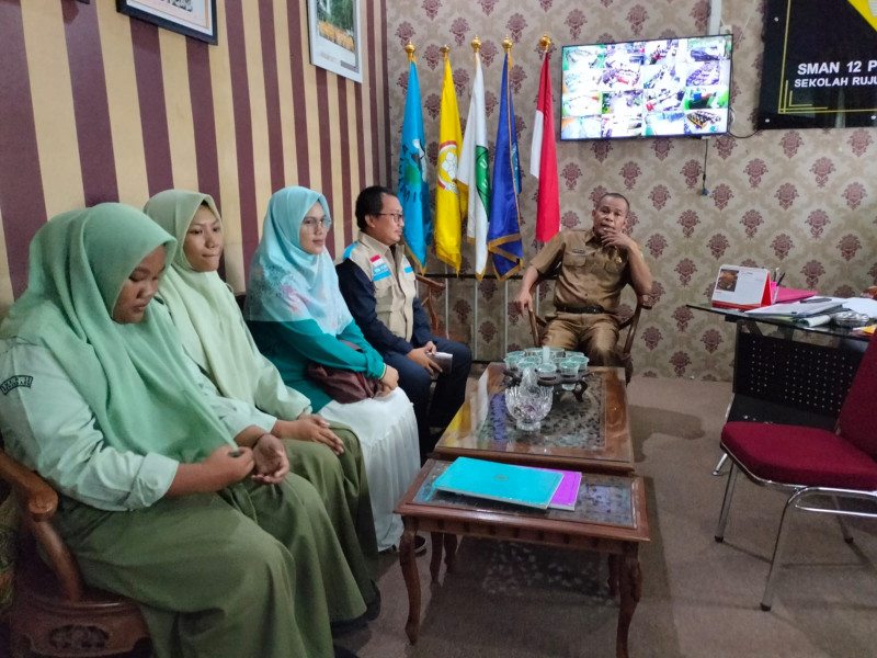 YBM PLN Berikan Beasiswa Cahaya Pintar kepada Siswi SMA di Pekanbaru