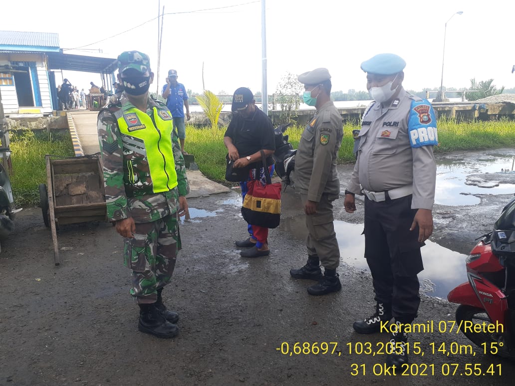 Bersinergi, Koramil 07/Reteh dan Satgas Berikan Edukasi dan Tegakkan Protokol Kesehatan ke Warga