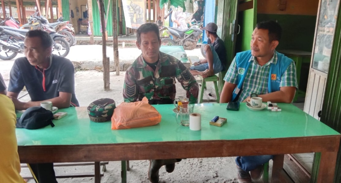 Babinsa Koramil 05/Gas Serma Nawawi melaksanakan Komsos Bersama Masyarakat Binaan