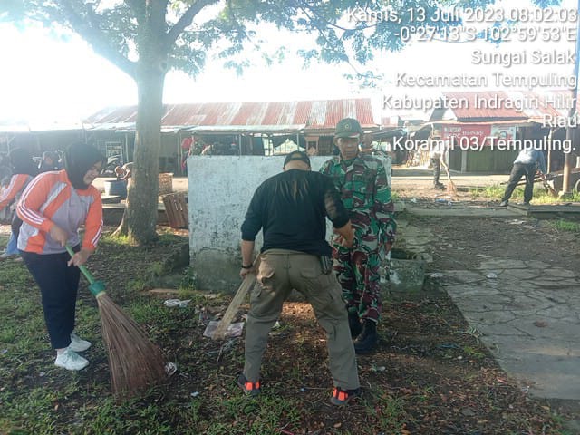 Giat Goro, Danramil 03/Tempuling Upayakan Bersihkan Lingkungan di Wilayah Tempuling