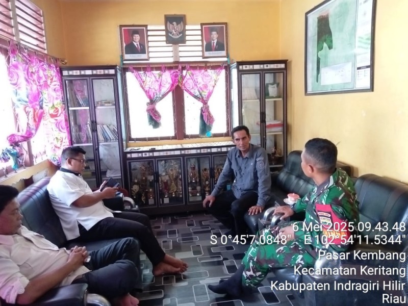 Bangun Sinergitas yang Baik, Babinsa Koramil 09/Kemuning Komsos Bersama Aparat Desa Binaan