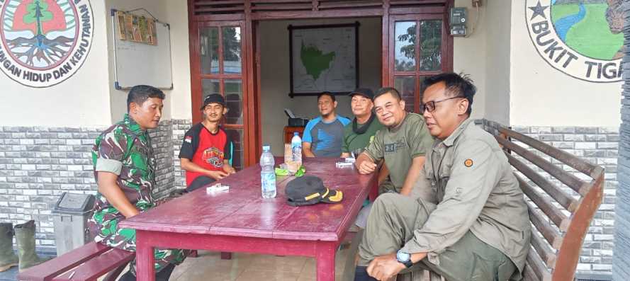 Babinsa Koramil 09/Kemuning Lakukan Komsos Bersama Dinas Lingkungan Hidup dan Kehutanan