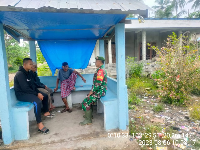 Kepedulian Kepada Masyarakat, Babinsa Koramil 10/Pelangiran Tingkatkan Kebersamaan dan Kedekatan