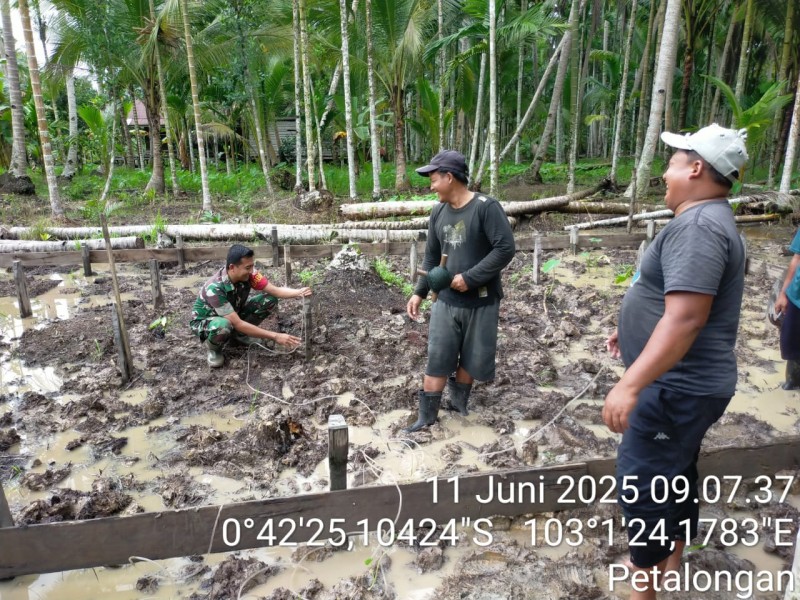 Babinsa Koramil 09/Kemuning Laksanakan Kegiatan Gotong Royong Bersama Masyarakat
