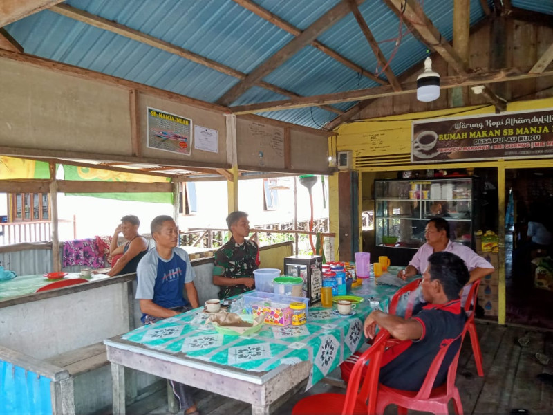 Giat Komsos, Babinsa Pratu Salman Rutin Bersilaturahmi Dengan Warga