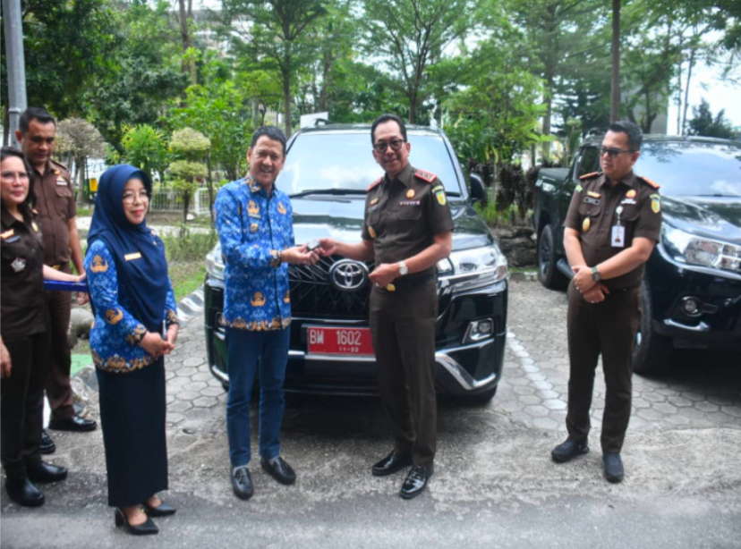 Pj Bupati Kampar Terima Pengembalian Aset Pemda Kampar dari Kejati Riau Pj Bupati Kampar Terima Pengembalian Aset Pemda Kampar dari Kejati Riau