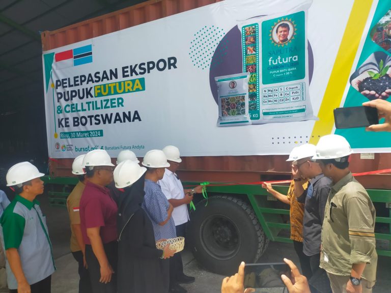 Ketua Kadin Riau Lepas Ekspor Perdana Pupuk Batubara Futura ke Negara Bostwana Afrika