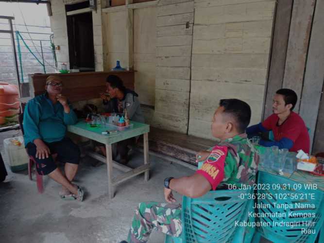 Bersama Tokoh Pemuda, Babinsa 03/Tempuling Lakukan Komsos