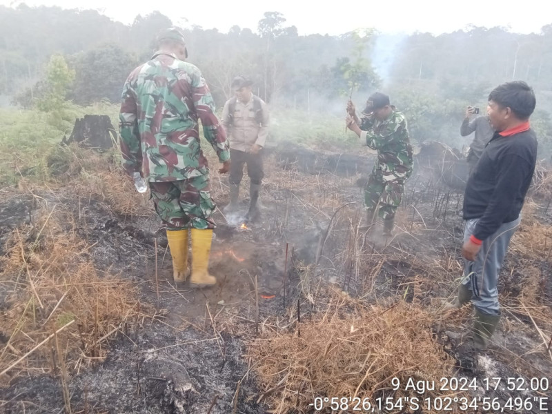 Danramil 09/Kmg Lakukan Pengecekan Hotspot Karhutla di Bukit 83 Desa Keritang