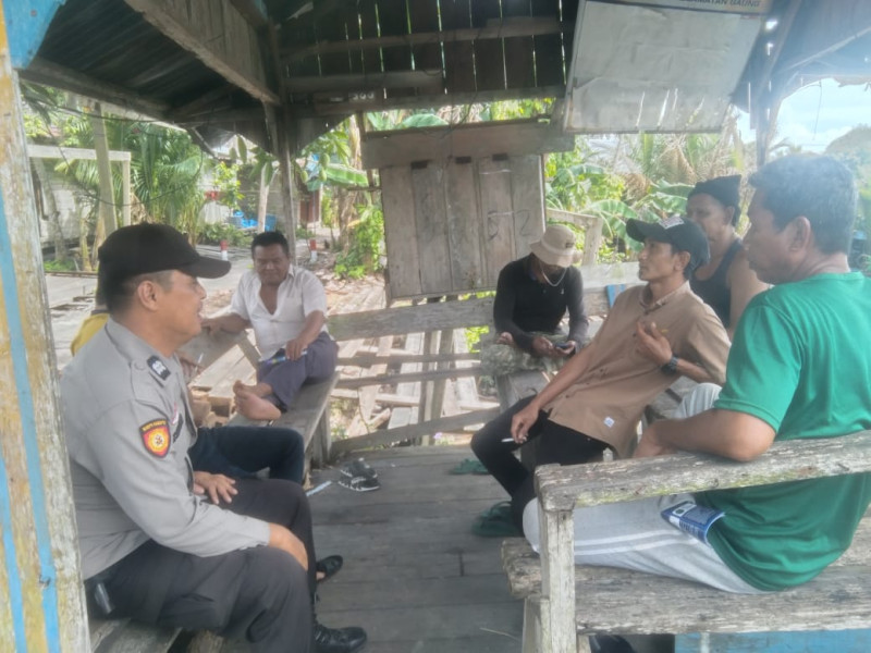 Antisipasi Gangguan Kamtibmas Jelang Pilkada, Bhabinkamtibmas Desa Simpang Gaung  Ajak Warga Hindari Berita Hoaks