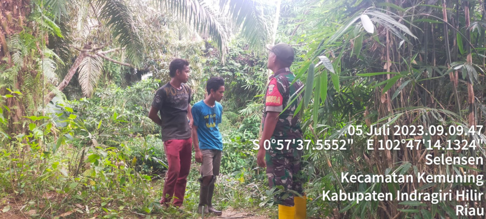 Babinsa Koramil 09/Kemuning Sosialisasi Karhutla dan Membersihkan Lahan dan Hutan