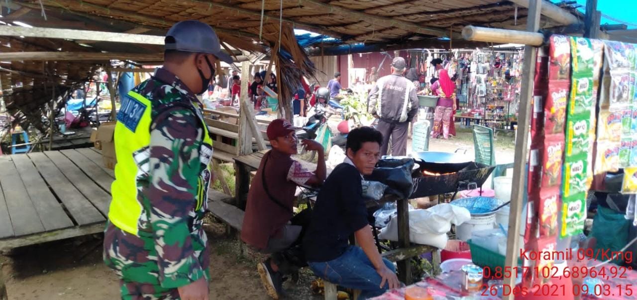 Sasar Pasar Desa Sekayan, Babinsa 09/Kemuning Tegakkan Protkes