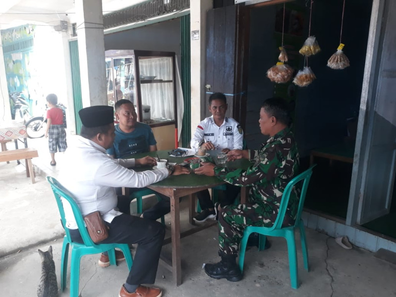 Komsos Terus Jaga Hubungan Baik, Babinsa Koramil 05/Gas Serma Sasmito Komsos Bersama Masyarakat Desa Belantaraya