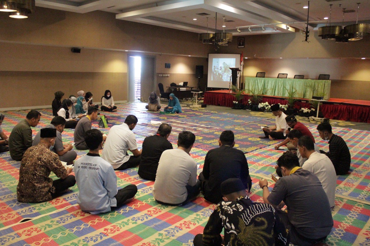 Pererat Tali Silaturahmi, Manajemen Khas Pekanbaru Gelar Wirid Yasin dengan Karyawan & Karyawati