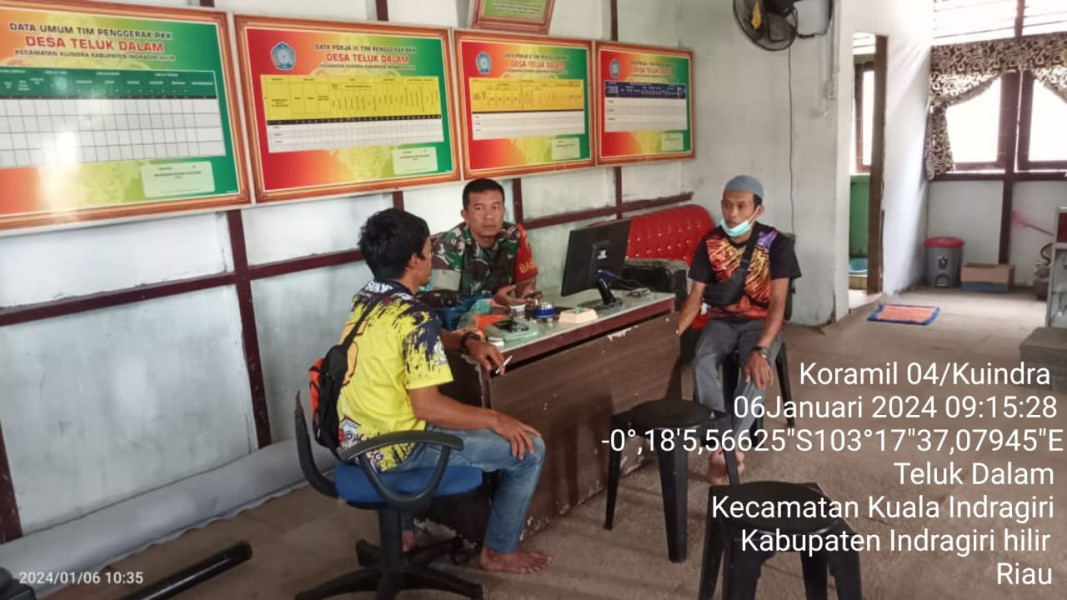 Babinsa Koramil 04/Kuindra Sampaikan Kepada Nelayan Agar Berhati-hati Pada Situasi Pasang Air Besar