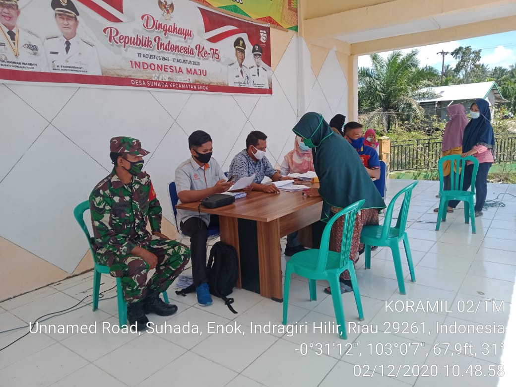Babinsa Koramil 02/Tanah Merah Dampingi Penyaluran PKH di Suhada