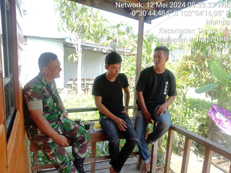 Kekompakan Babinsa Mumpa Koramil 03/Tpl Melaksanakan Komsos Bersama  Dengan Para Pemuda