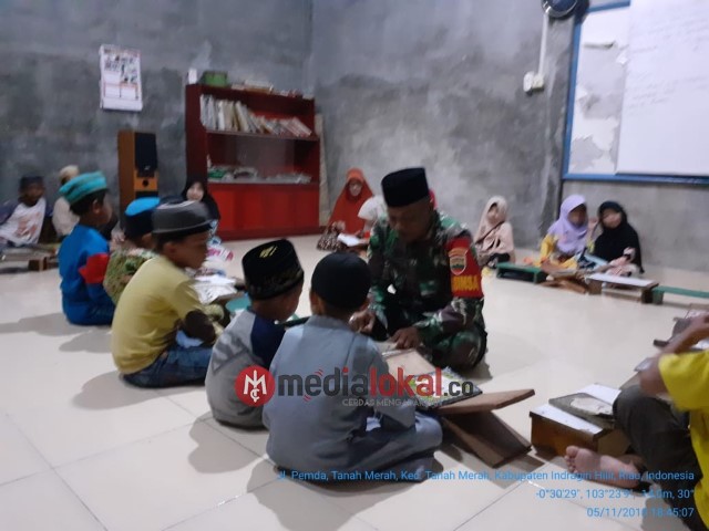 Babinsa Koramil 02/TM Sertu P Siregar Dampingi Magrib Mengaji di Desa Tanah Merah
