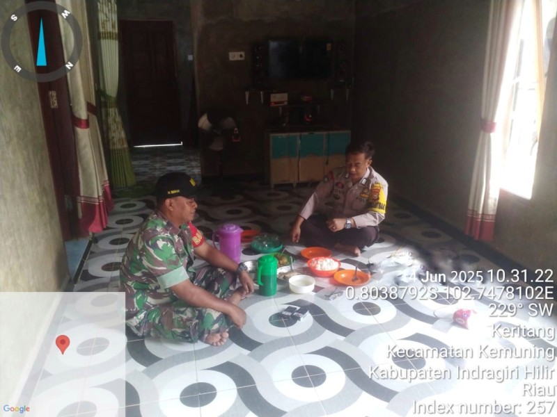 Bersama Bhabinkamtibmas, Babinsa Serka M. Ridwan Laksanakan Komsos