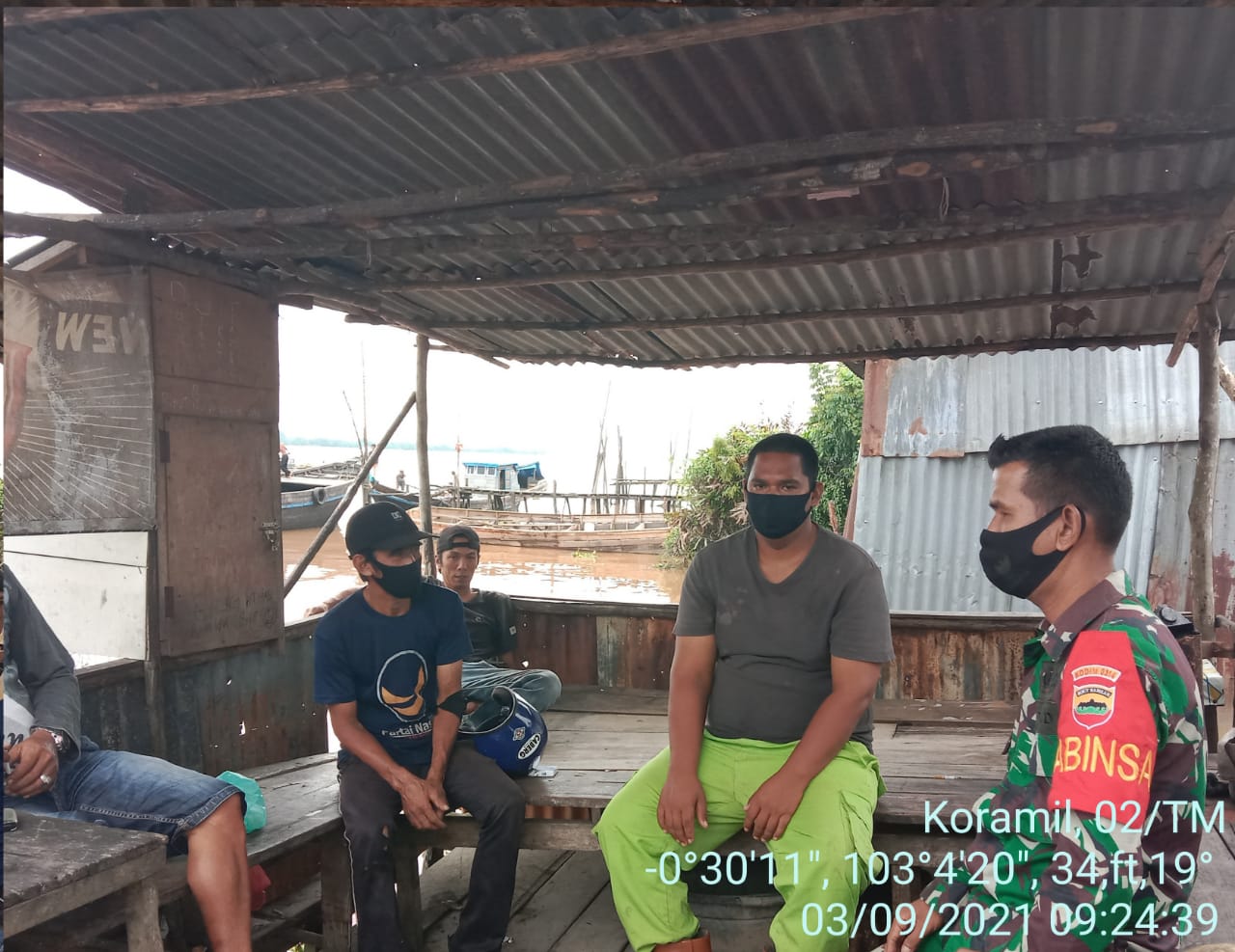 Perkuat Silahturrahmi, Serda Oki Sandra Rutin Komsos Bersama Warga