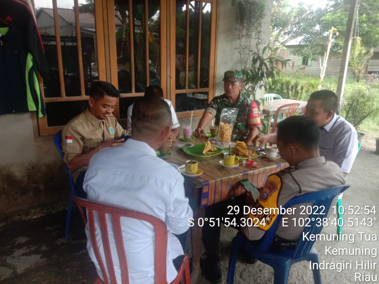 Jalin Komsos Bersama Warga Desa dan Bhabinkamtibmas Oleh Babinsa Koramil 09/Kemuning