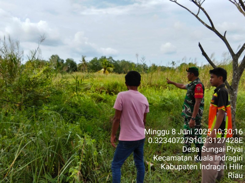 Babinsa Koramil 04/KDR Laksanakan Sosialisasi dan Patroli Karhutla di Desa Sungai Piyai