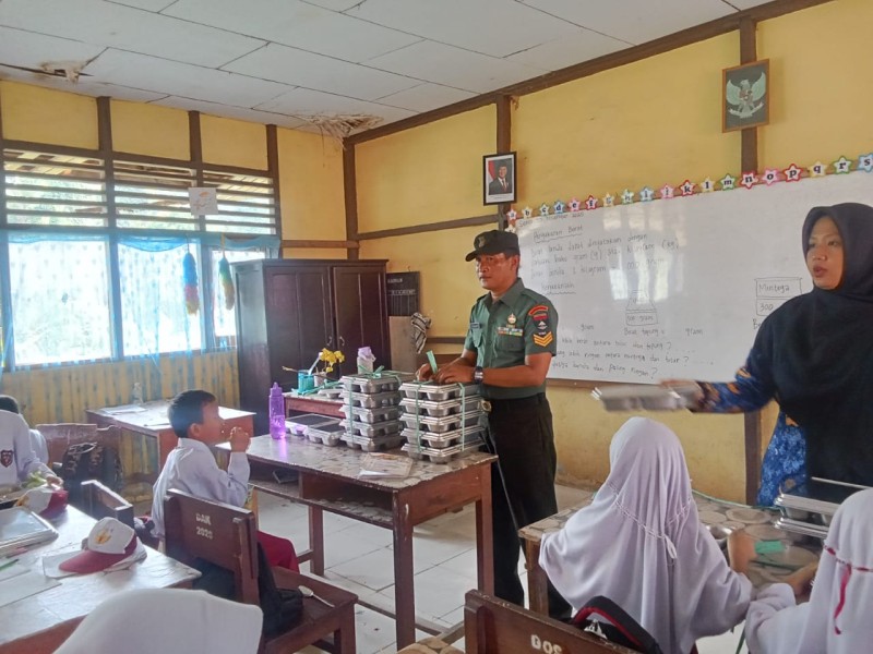 Dukung MBG di Kemuning, Babinsa: Kami Ingin Anak-anak Tumbuh Sehat