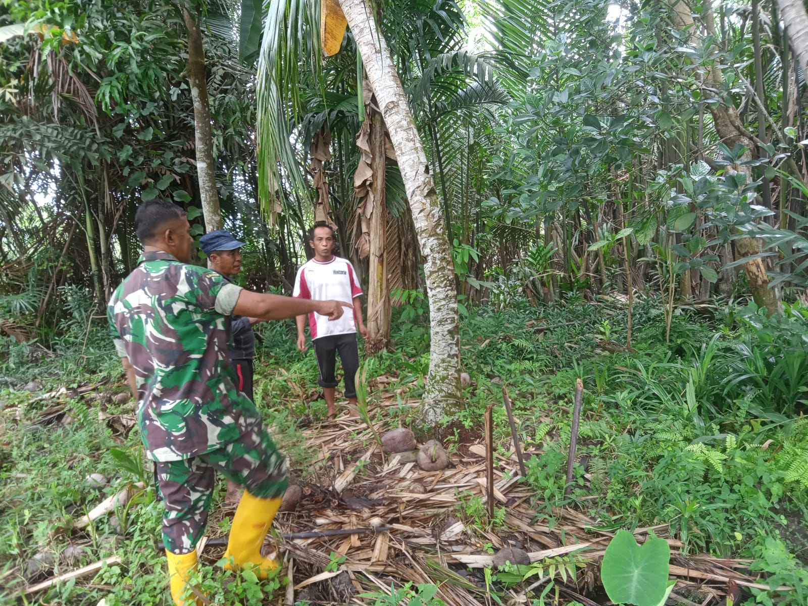 Ajak Masyarakat Agar Peduli Terhadap Lahan dan Hutan Oleh Babinsa Koramil 09/Kemuning