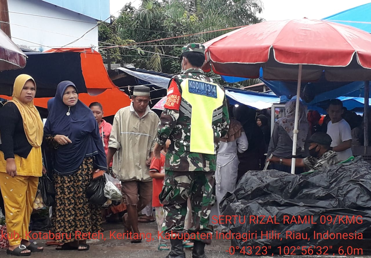 Babinsa Koramil 09/Kemuning Aktif Lakukan Tegakan Protkes di Kotabaru Reteh