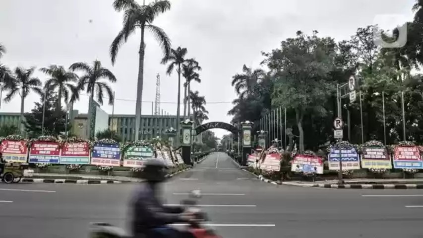 Banjir Karangan Bunga Dukung Pangdam Jaya Turunkan Baliho Rizieq Shihab