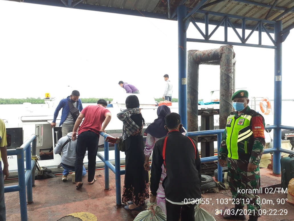 Koramil 02/Tanah Merah Terus Lakukan Penegakan Protkes di Kawasan Pelabuhan
