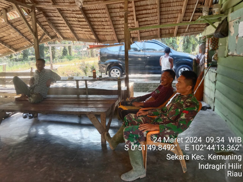 Babinsa Koramil 09/Kmg Berikan Informasi Terkait Perkembangan Situasi di Binaan