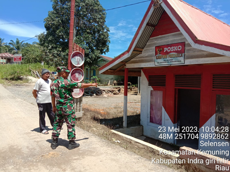 Babinsa Koramil 09/Kemuning Jaga Ketertiban dan Keamanan Desa