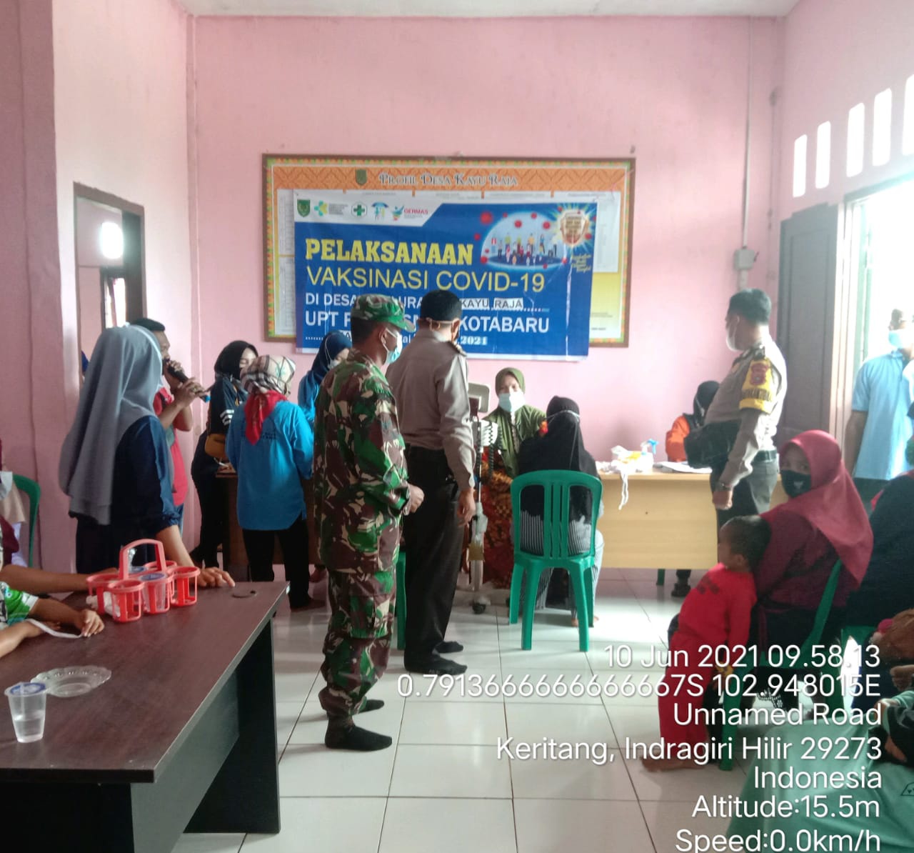 Sertu Syamsurizal Dampingi Vaksinasi Lansia di Desa Kayu Raja