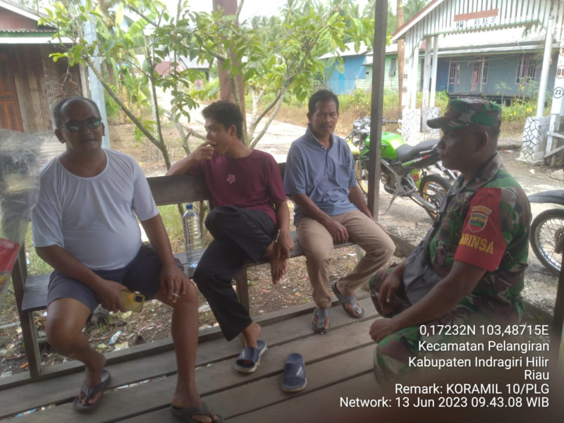 Wujudkan Keamanan dan Ketertiban Lingkungan Bersama Babinsa Koramil 10/Pelangiran