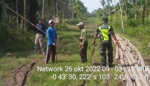 Bersama Masyarakat, Babinsa Koramil 07/Reteh Patroli Bekas Karlahut