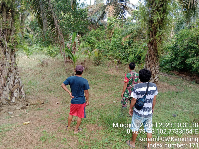 Turun Bersama Warga Untuk Komunikasi Sosial Babinsa Koramil 09/Kemuning