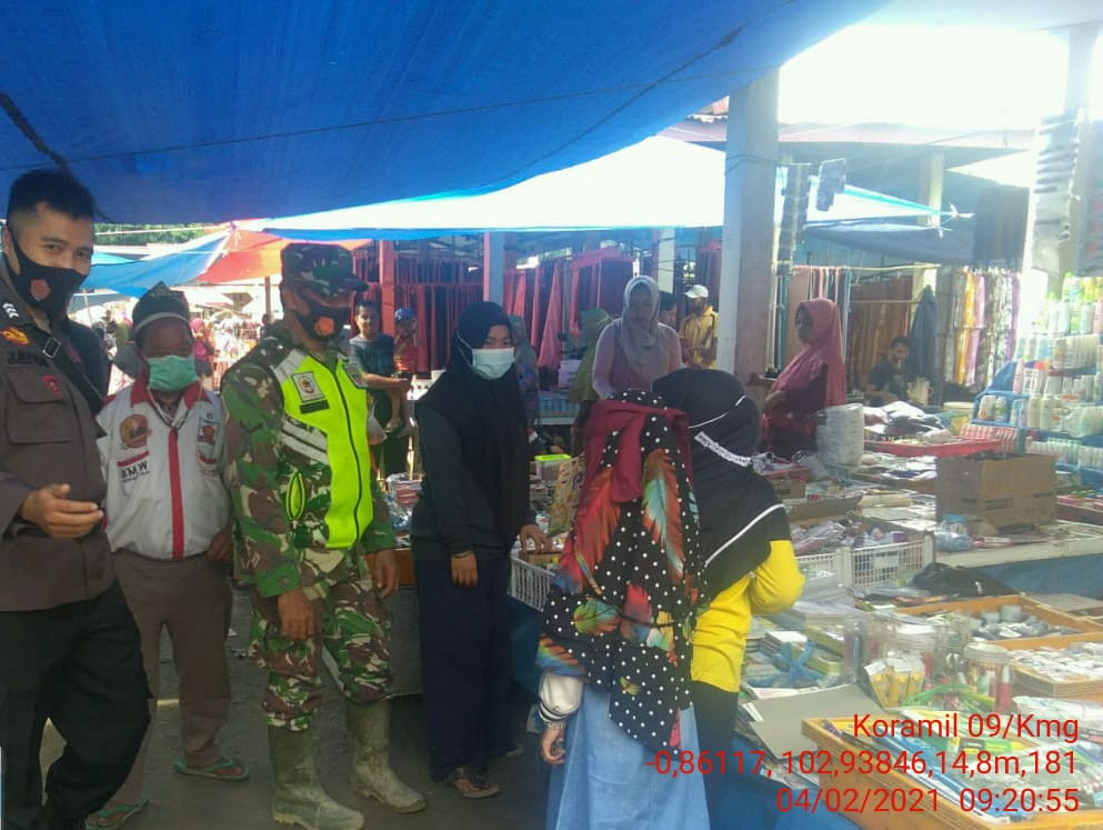 Babinsa Koramil 09/Kemuning Tegakkan Protkes di Desa Pasar Kembang
