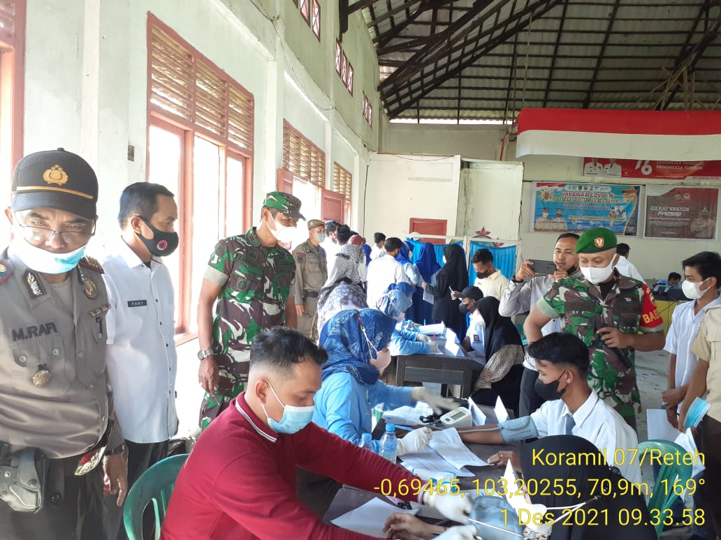 Bersama Camat, Danramil 07/Reteh Monitoring Vaksinasi Untuk Siswa-Siswi