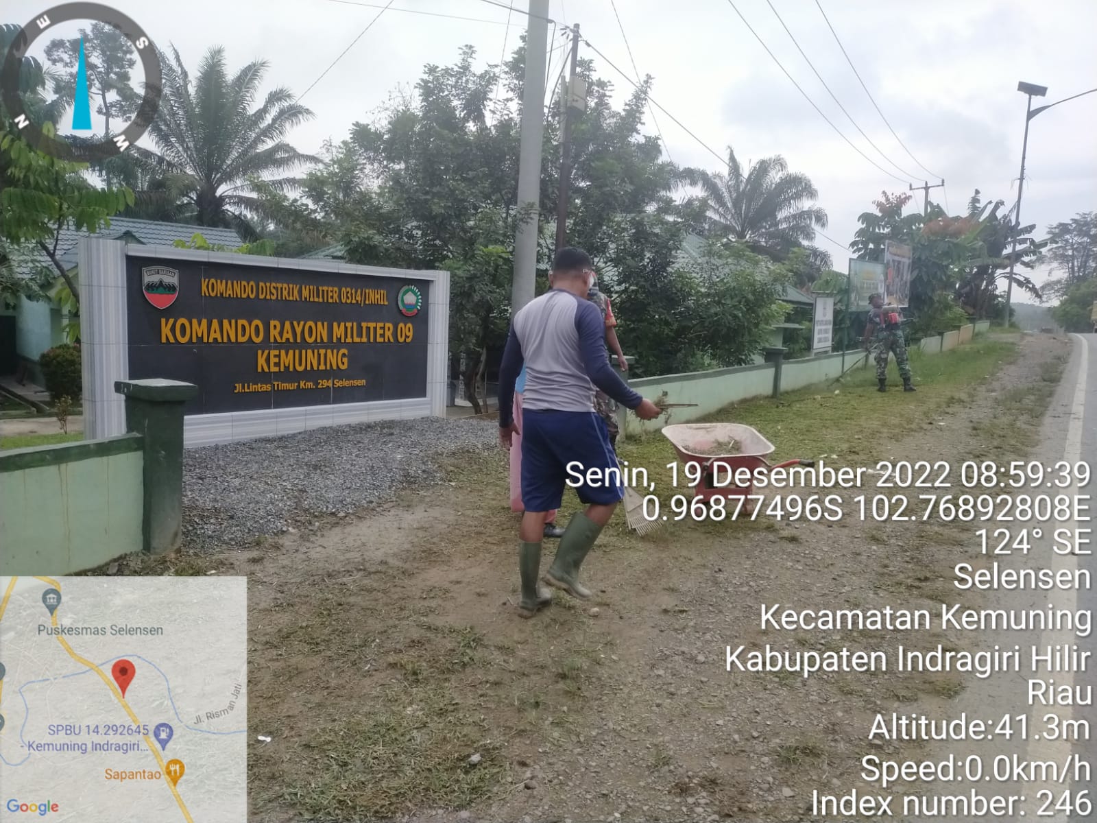 Babinsa Koramil 09/Kemuning Giat Lakukan Pembersihan Kantor dan Sekitar Perumahan Koramil