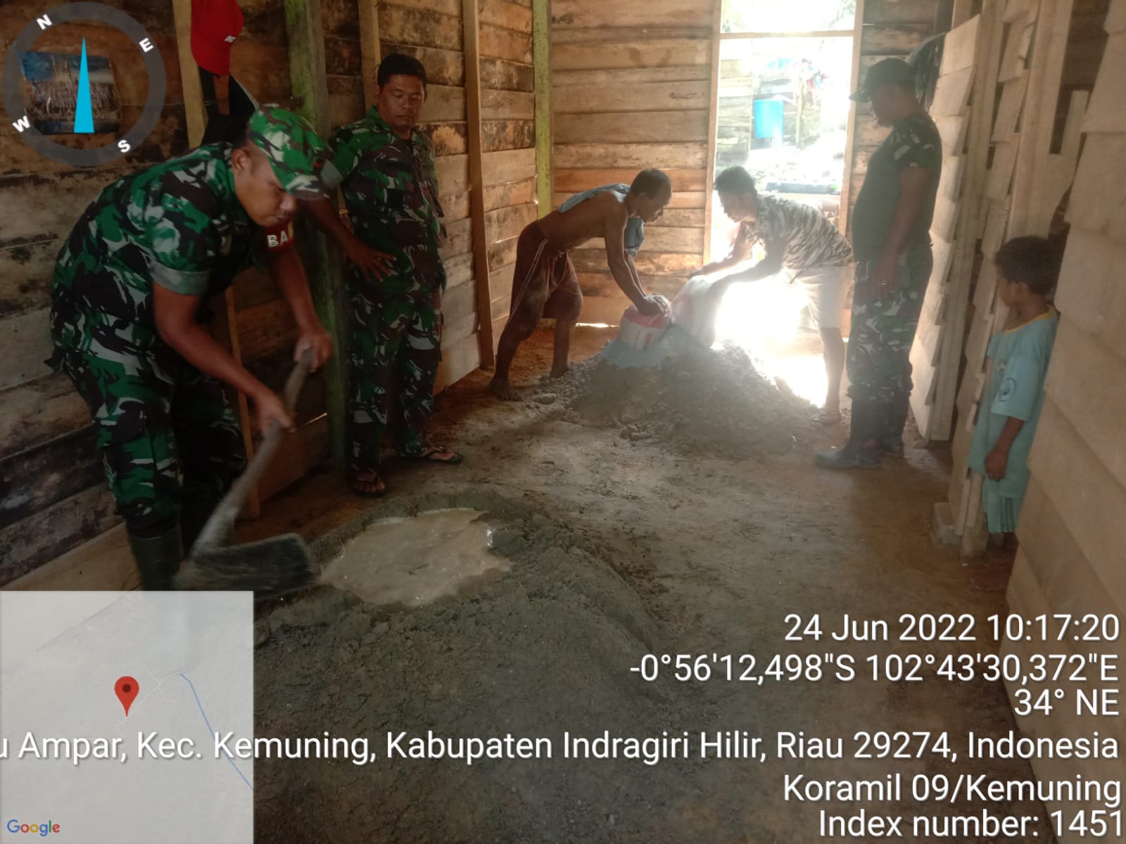 Danramil Bersama Babinsa Koramil 09/Kemuning Melaksanakan Gotong Royong